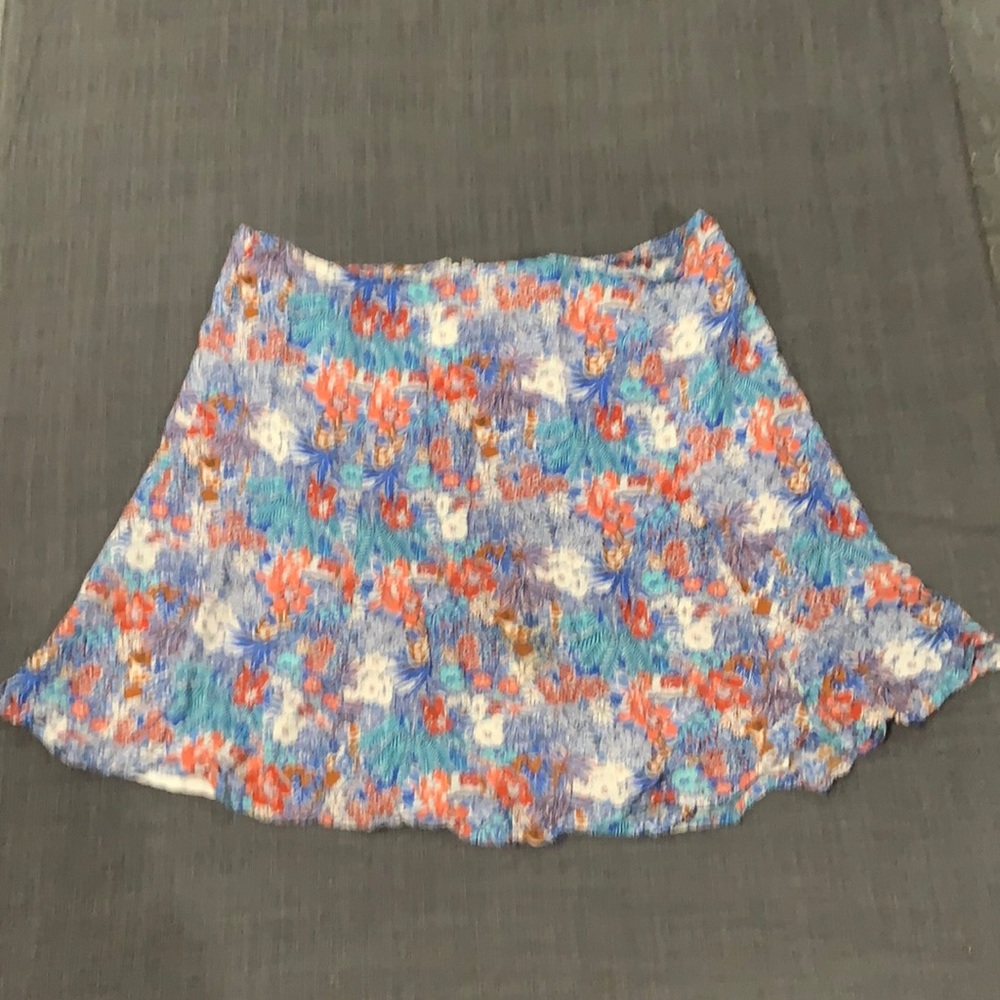 Super cute soft flowy pattern skirt with back hidden zipper closure
